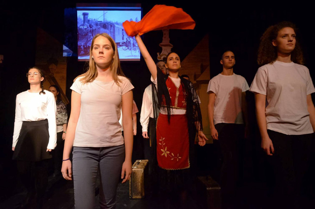 Српски ученици из Будимпеште позоришном представом одржали час историје у Србобрану и Врбасу